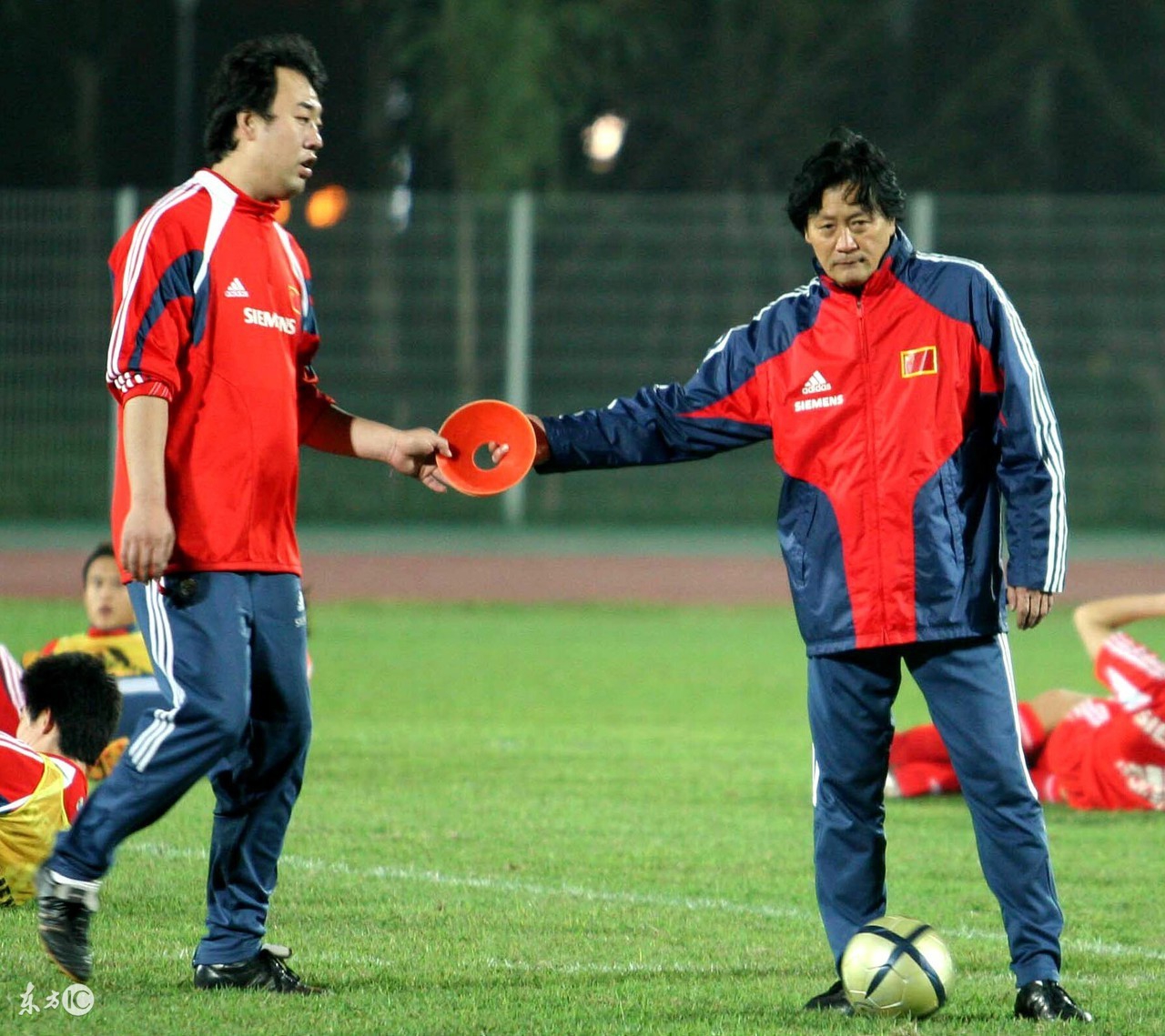 44岁时他毅然执教健力宝青年队出国，却因带队国足成绩差被骂惨