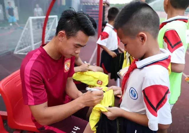 种子计划｜足球小将走进恒大基地傅博讲解阵型战术