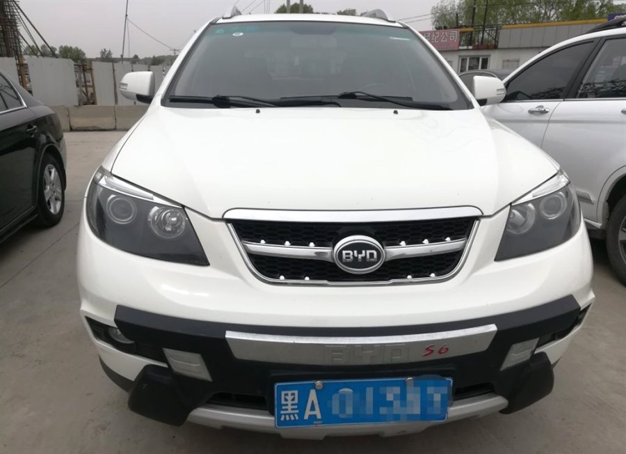 新车落地价9.5万，现在仅标价5万，无钥匙进入，后排放倒能当床