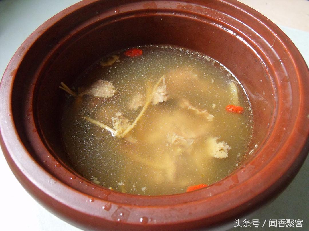 一鸽胜九鸡配什么汤,一鸽胜九鸡炖鸽汤要注意哪些