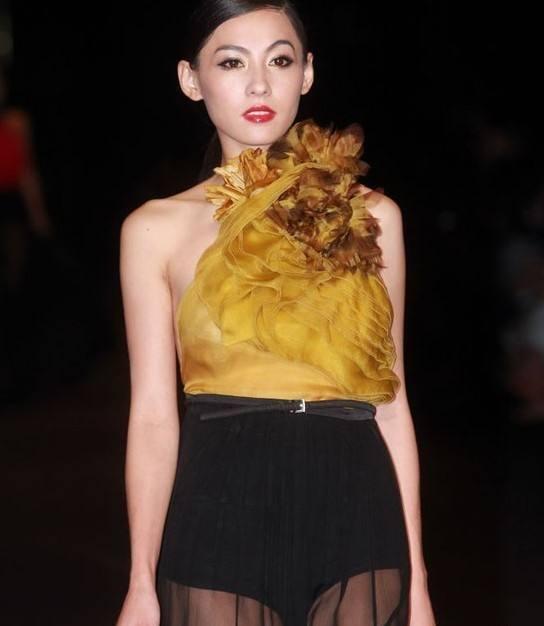 张曼玉走秀只能用高级来形容，而范爷这T台姿势眼神和张馨予好像