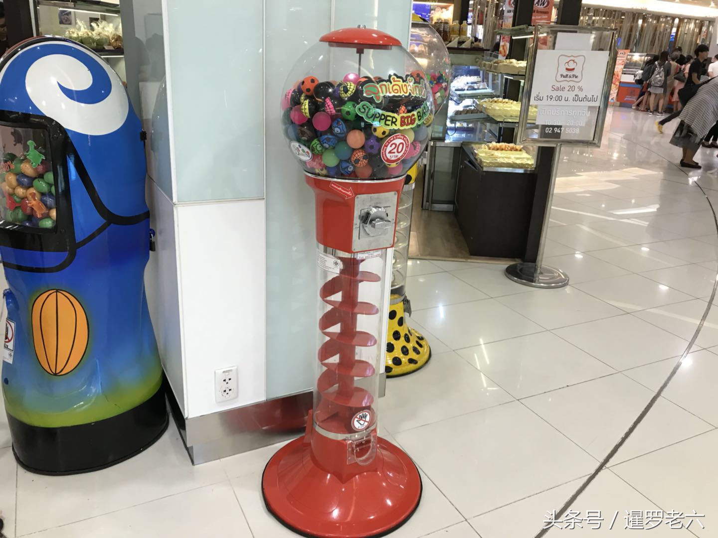 曼谷的投币玩具机4元玩一回，孩子看见走不动道！弹力球有点坑！