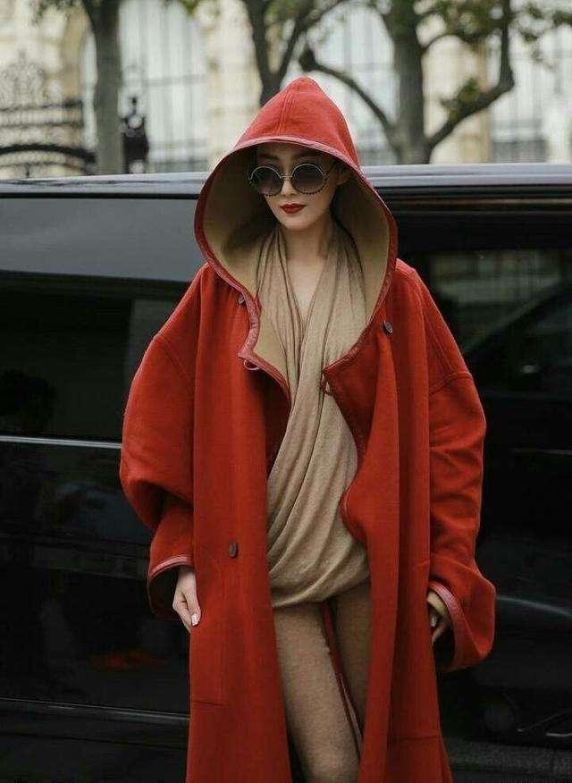 张曼玉走秀只能用高级来形容，而范爷这T台姿势眼神和张馨予好像