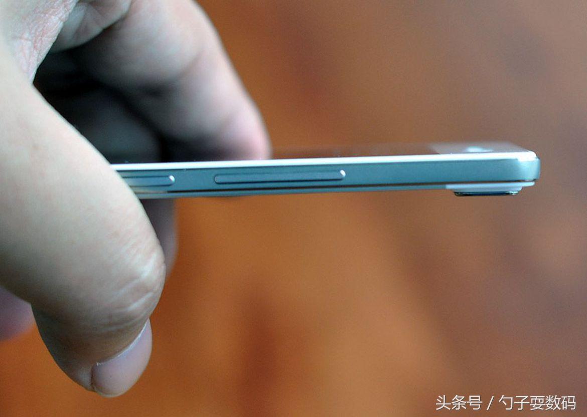 保留3.5毫米耳机孔的新手机,3.5毫米的耳机孔是最先进的设备