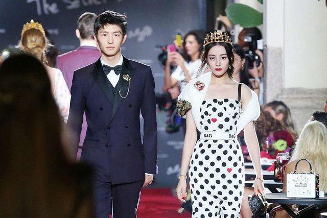 张曼玉走秀只能用高级来形容，而范爷这T台姿势眼神和张馨予好像