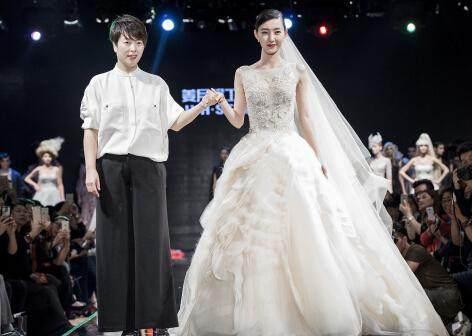 张曼玉走秀只能用高级来形容，而范爷这T台姿势眼神和张馨予好像