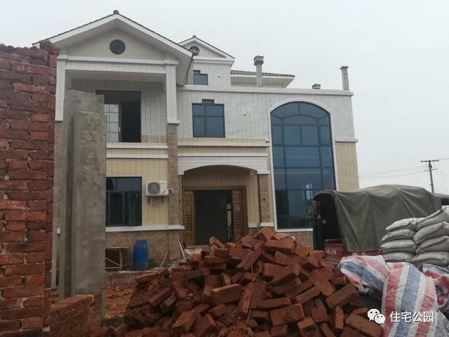 造价30万的3层现代别墅简直太值了,2022农村最火别墅30万内的造价