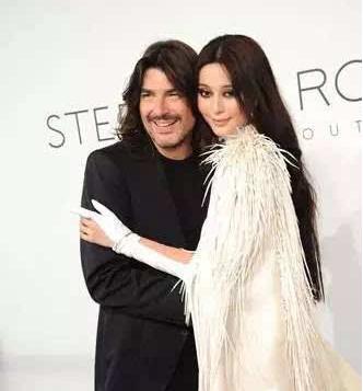 张曼玉走秀只能用高级来形容，而范爷这T台姿势眼神和张馨予好像