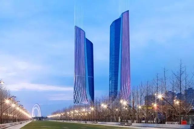 身处边缘，她以无与伦比的才华勤奋个性，勇敢地活出了自己