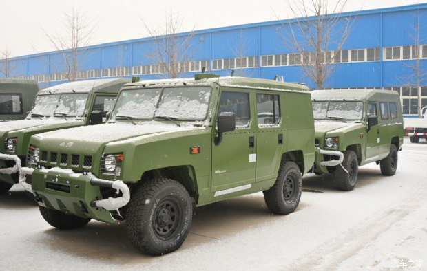 北汽军用勇士视频,国产伞兵突击车越野视频