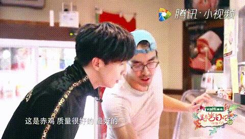 薛之谦美食告白记机场眼神,薛之谦美食告白记强颜欢笑