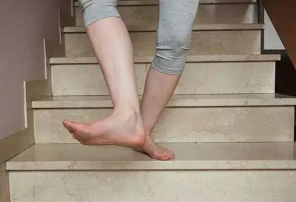 按摩仪筋膜枪拯救你的腰酸背痛,康复髂腰肌拉伸动作