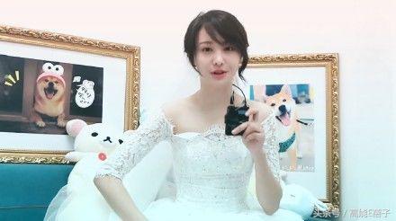 郑爽被表姐坑惨，借炸鸡店开业主动向粉丝和艺人索要120元花篮