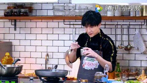 薛之谦美食告白记机场眼神,薛之谦美食告白记强颜欢笑