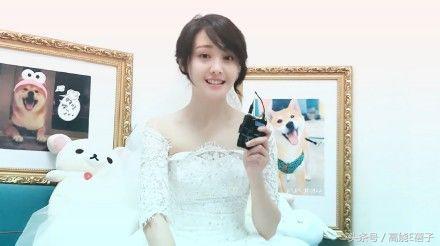 郑爽被表姐坑惨，借炸鸡店开业主动向粉丝和艺人索要120元花篮