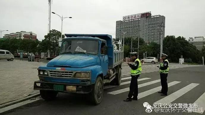 放个假，还哪儿都是交警~