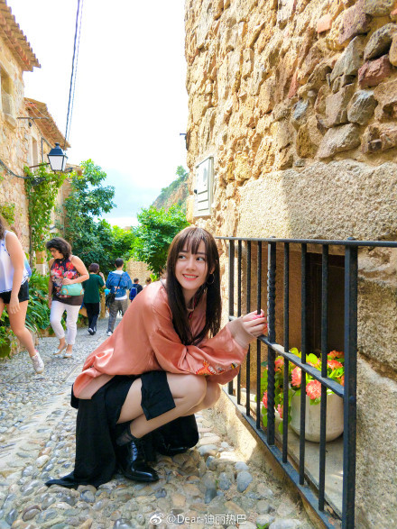 爆棚迪丽热巴杀出九宫格私服美照,迪丽热巴安慕希九宫格图片