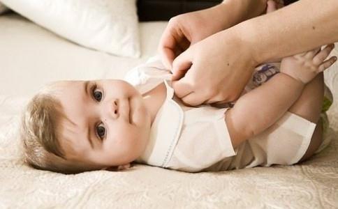 新生女宝宝分泌白色奶状物,刚出生女宝下身有白带
