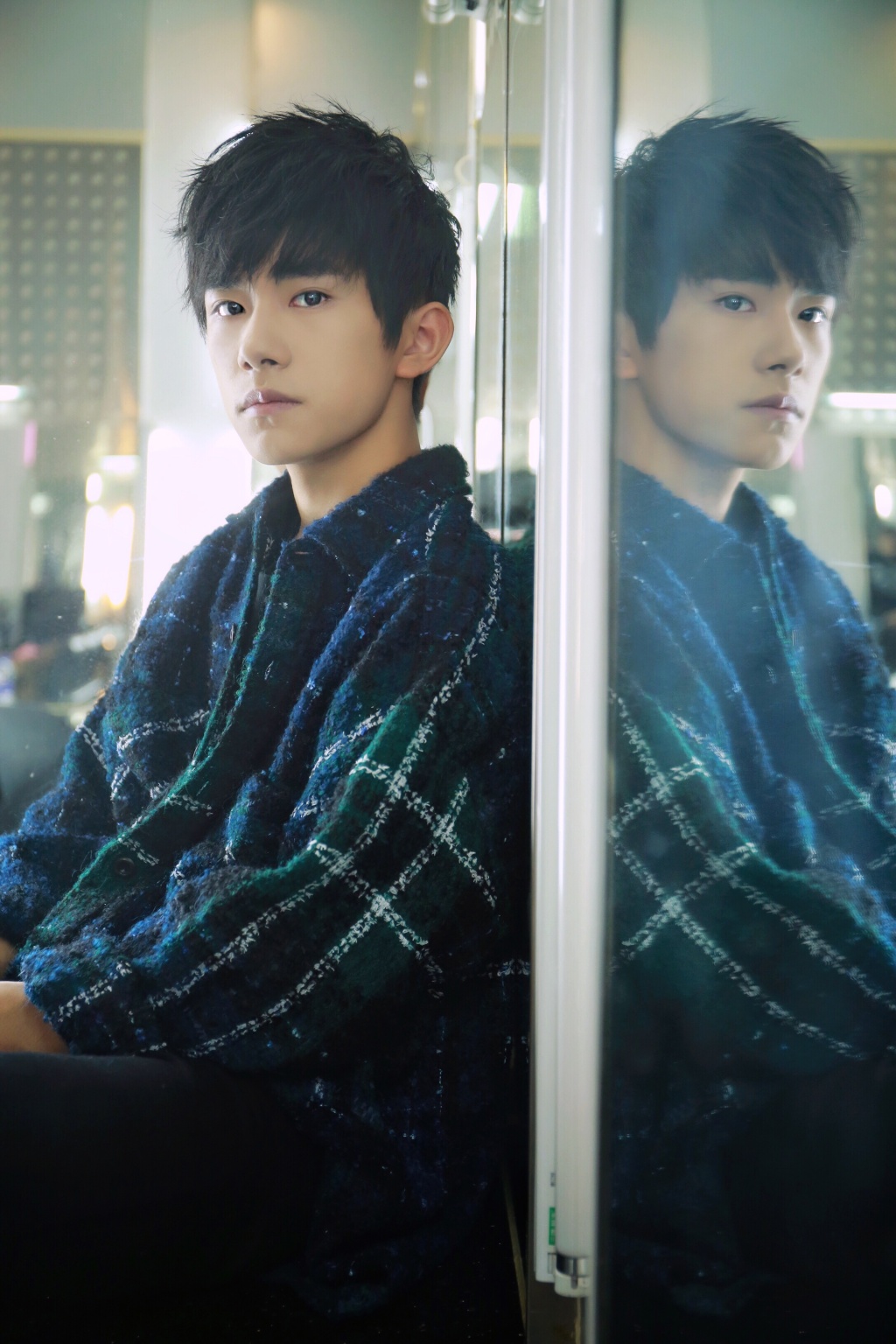 易烊千玺50张日常照片,易烊千玺穿白袜子的照片