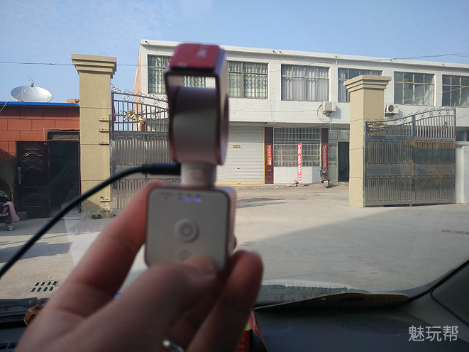 你驾驶，她帮你看风景