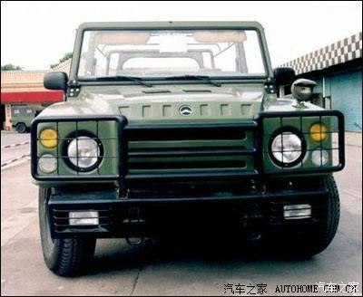 北汽军用勇士视频,国产伞兵突击车越野视频