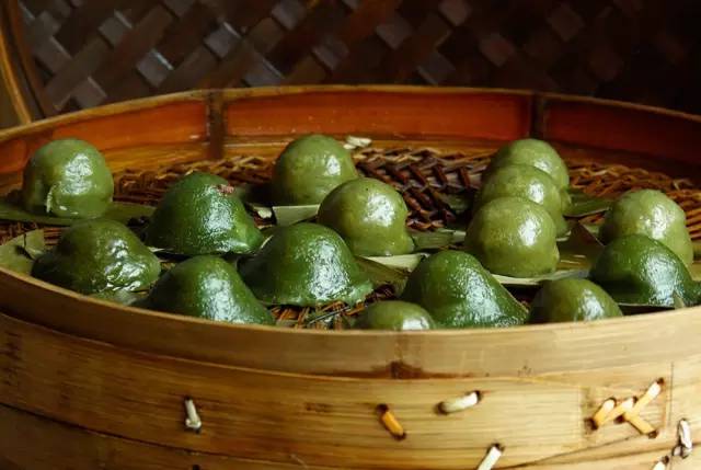 赶在清明之前，为自己做一只青团|一切时节皆与故土食物相关