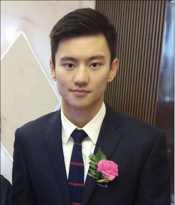 伴郎宁泽涛婚礼上和新娘打麻将,宁泽涛主持婚礼