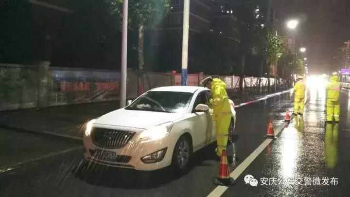 放个假，还哪儿都是交警~