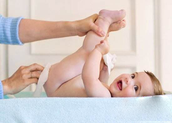 新生女宝宝分泌白色奶状物,刚出生女宝下身有白带