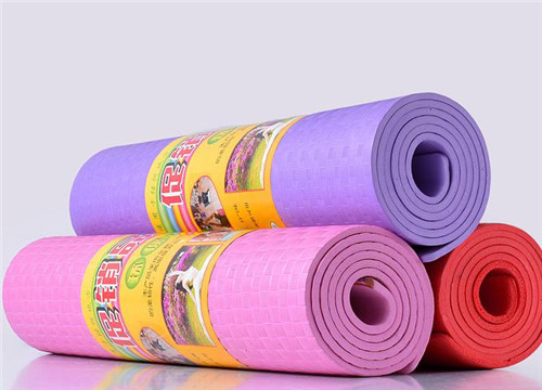 瑜伽初学者买什么瑜伽垫和瑜伽巾,瑜伽垫和瑜伽器材