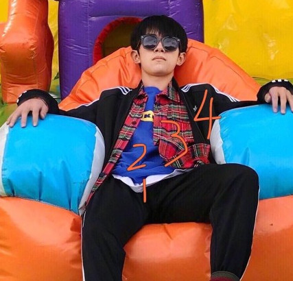 易烊千玺50张日常照片,易烊千玺穿白袜子的照片