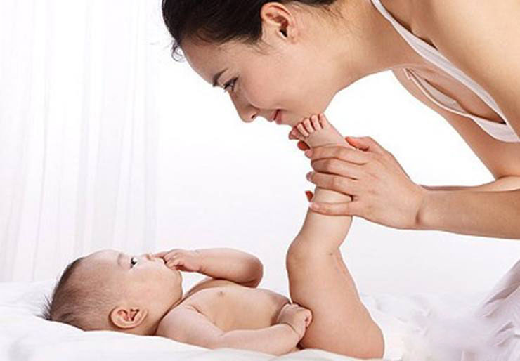 新生女宝宝分泌白色奶状物,刚出生女宝下身有白带