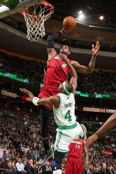 勒布朗十大暴力时刻,詹皇原地起跳暴扣是真的吗