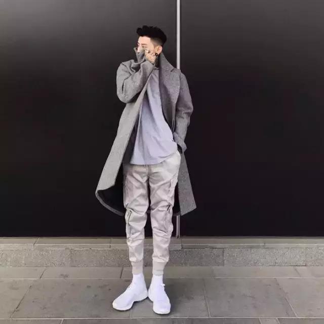 大衣搭配球鞋,一件大衣搭配一双球鞋时髦到爆了
