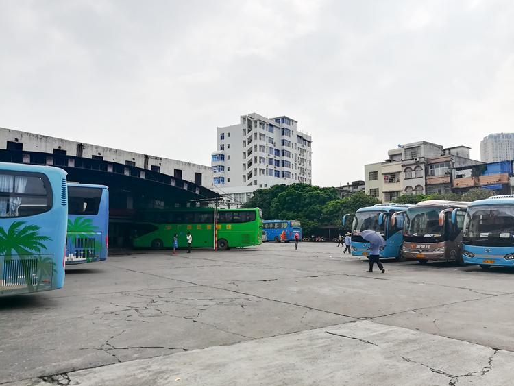 国庆节最后一天的北海车站，火车站挤死人，汽车站空寥寥