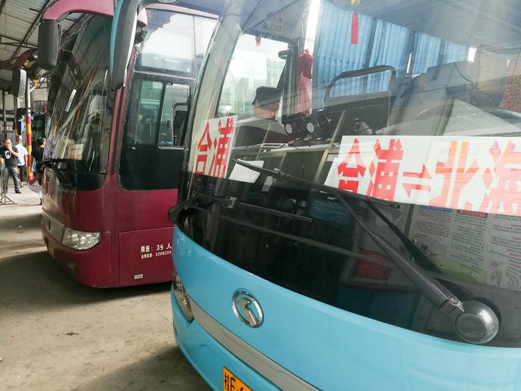 国庆节最后一天的北海车站，火车站挤死人，汽车站空寥寥