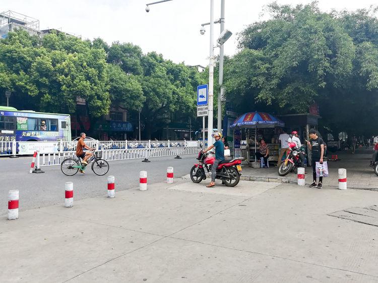 国庆节最后一天的北海车站，火车站挤死人，汽车站空寥寥