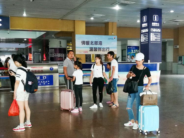 国庆节最后一天的北海车站，火车站挤死人，汽车站空寥寥