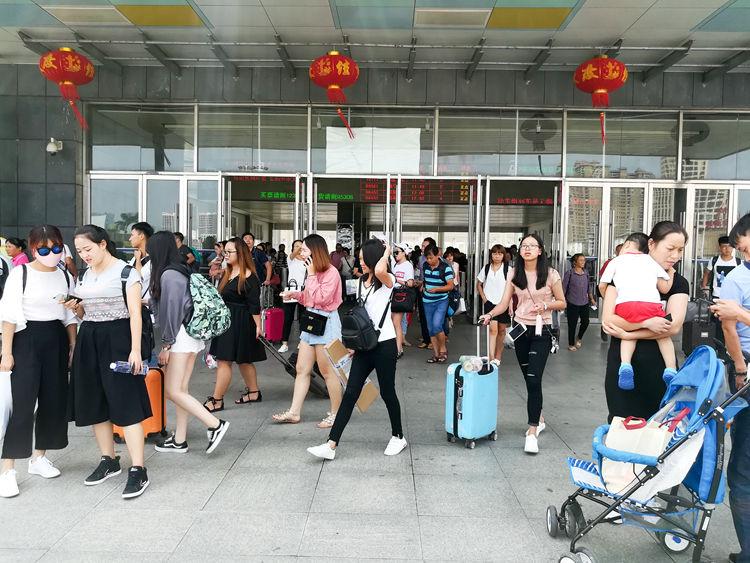 国庆节最后一天的北海车站，火车站挤死人，汽车站空寥寥