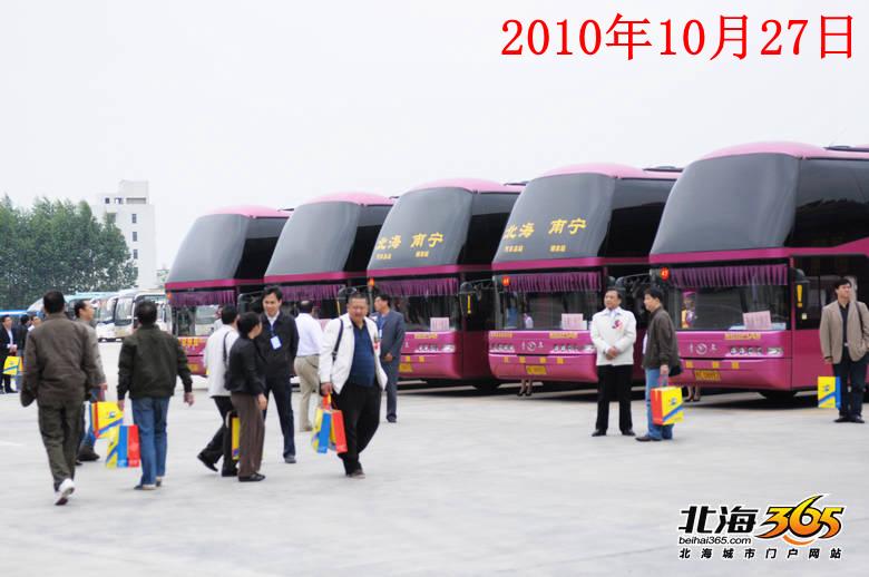 国庆节最后一天的北海车站，火车站挤死人，汽车站空寥寥