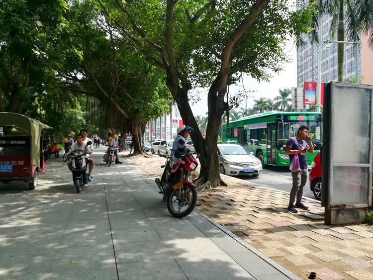 国庆节最后一天的北海车站，火车站挤死人，汽车站空寥寥