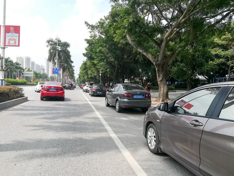 国庆节最后一天的北海车站，火车站挤死人，汽车站空寥寥