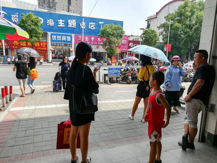 国庆节最后一天的北海车站，火车站挤死人，汽车站空寥寥