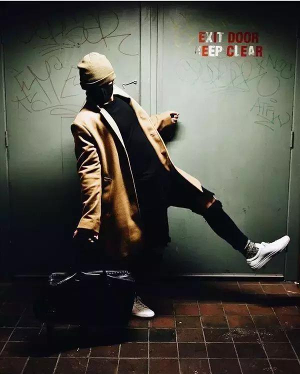 大衣搭配球鞋,一件大衣搭配一双球鞋时髦到爆了