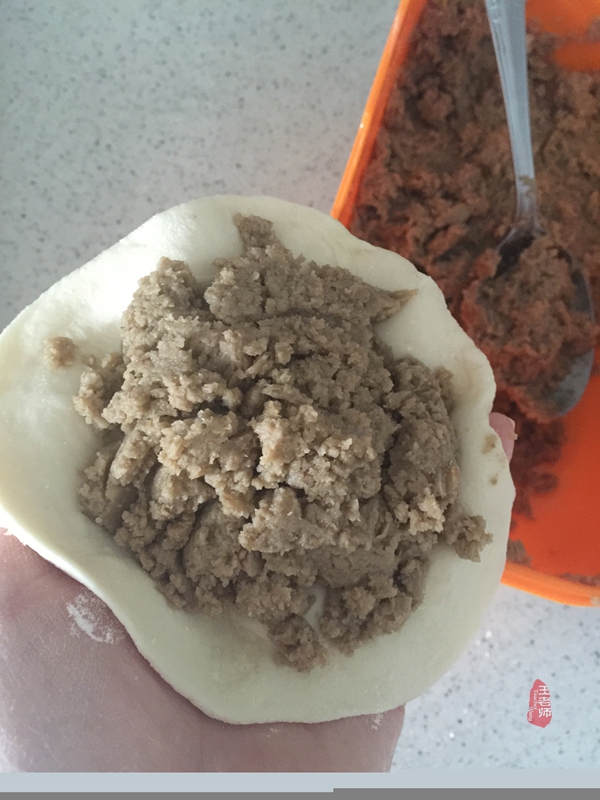 外皮酥脆馅料浓郁,外皮焦香酥脆内馅丰富柔软