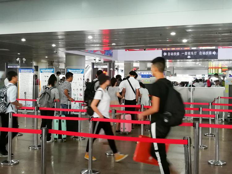 国庆节最后一天的北海车站，火车站挤死人，汽车站空寥寥