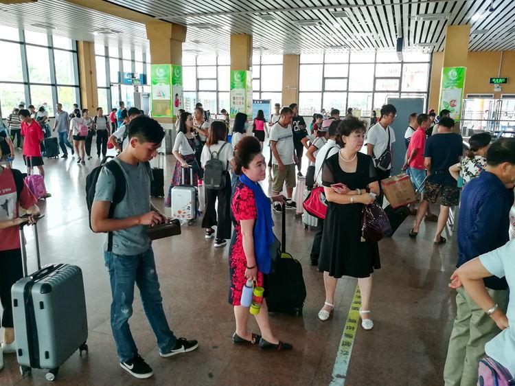 国庆节最后一天的北海车站，火车站挤死人，汽车站空寥寥