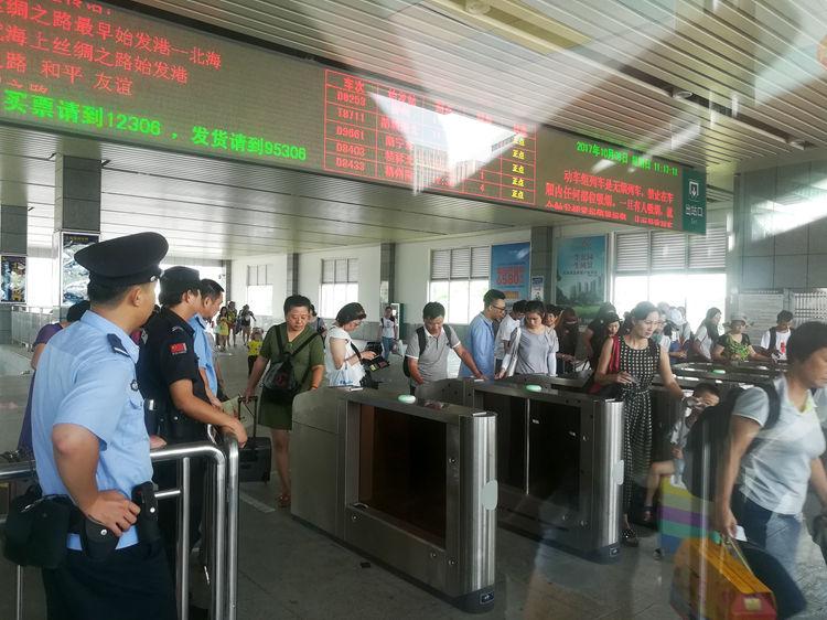 国庆节最后一天的北海车站，火车站挤死人，汽车站空寥寥