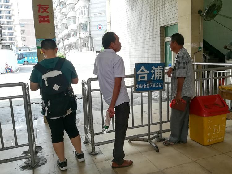 国庆节最后一天的北海车站，火车站挤死人，汽车站空寥寥