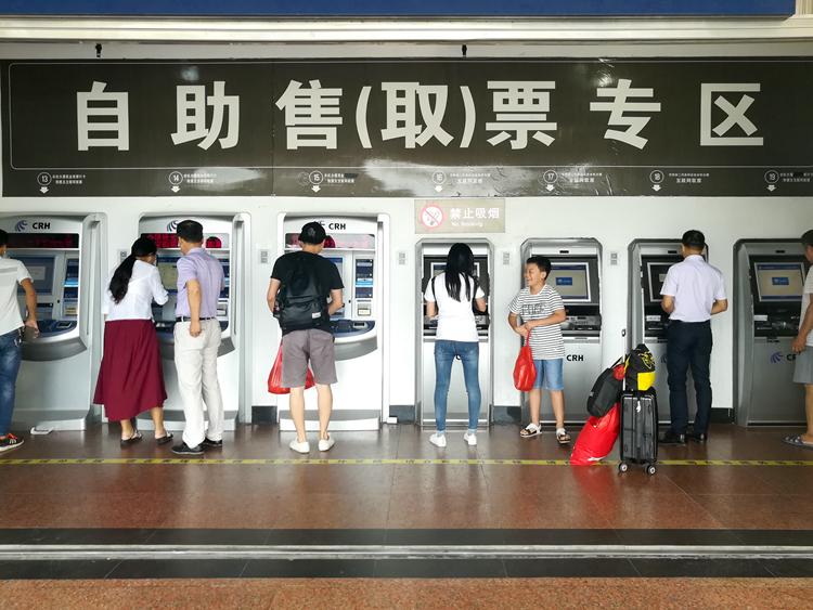 国庆节最后一天的北海车站，火车站挤死人，汽车站空寥寥